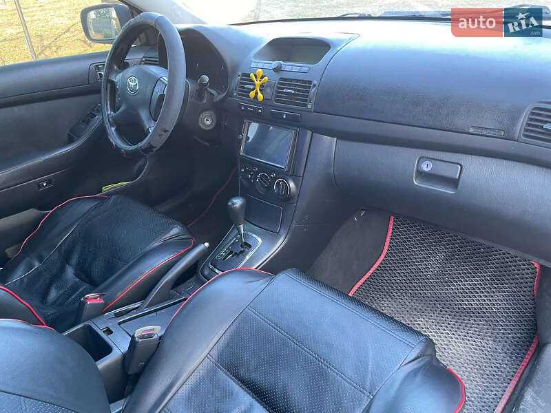 Седан Toyota Avensis 2004 в Жовкве