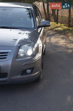 Седан Toyota Avensis 2006 в Львові