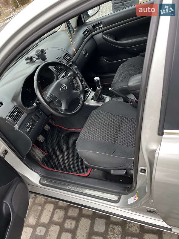 Седан Toyota Avensis 2006 в Львове