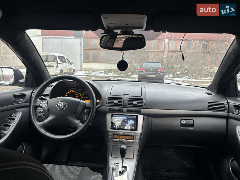 Седан Toyota Avensis 2006 в Ужгороде