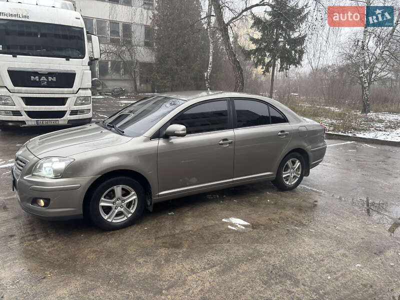Седан Toyota Avensis 2006 в Ужгороде