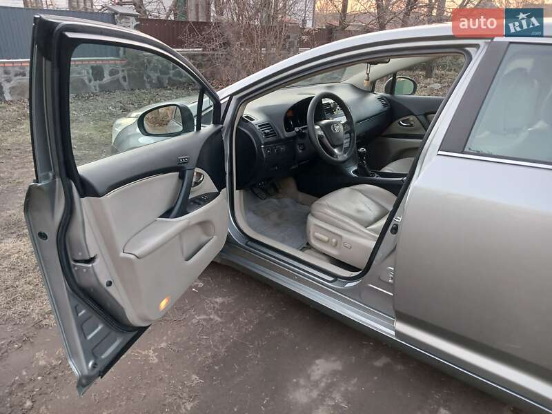 Седан Toyota Avensis 2010 в Черкасах