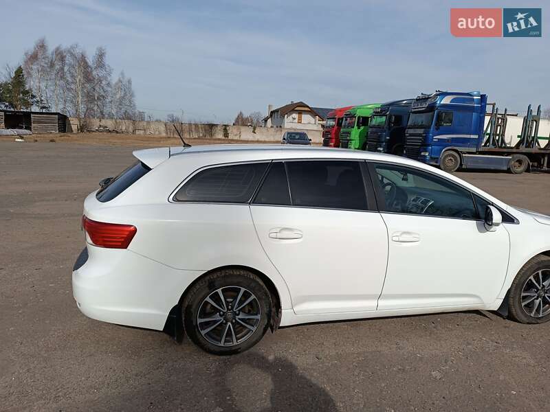 Универсал Toyota Avensis 2013 в Любешове