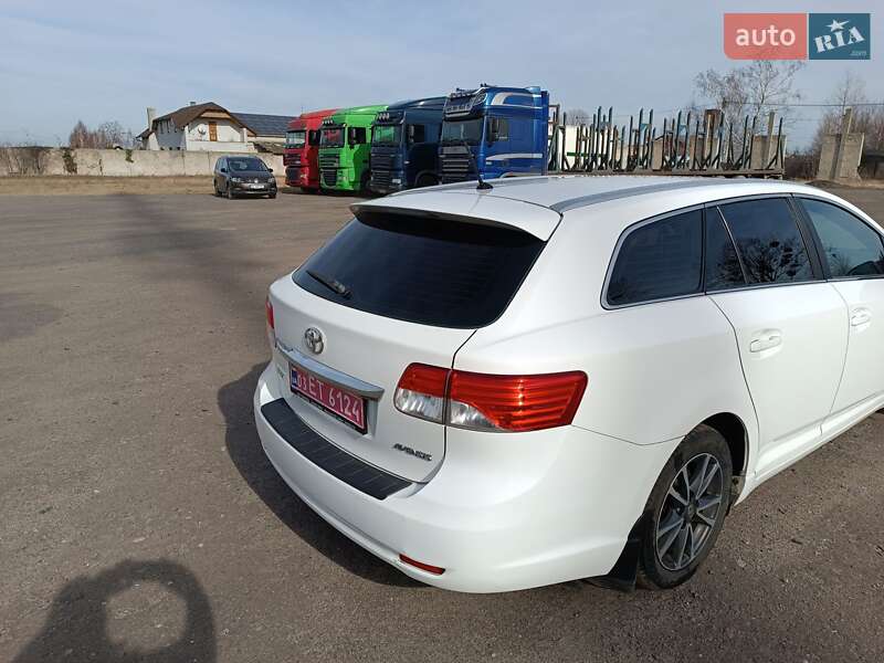 Универсал Toyota Avensis 2013 в Любешове