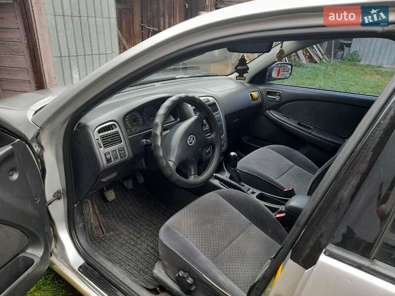 Седан Toyota Avensis 2002 в Яблуниці