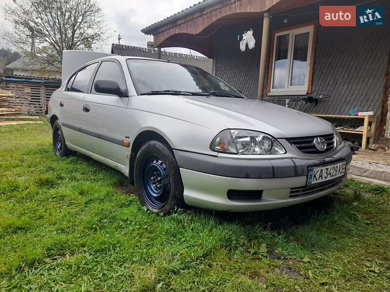 Седан Toyota Avensis 2002 в Яблуниці