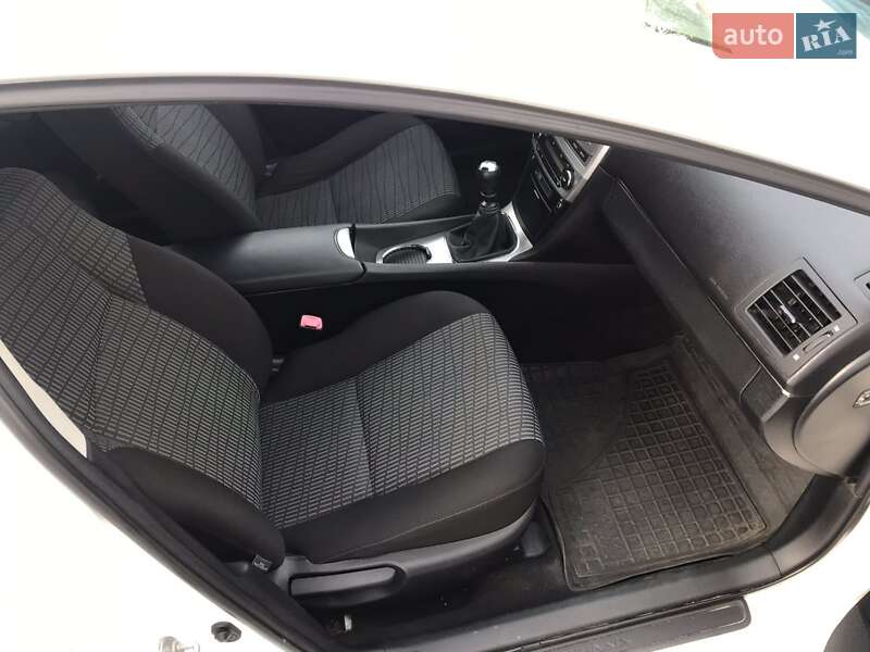 Універсал Toyota Avensis 2012 в Чернігові
