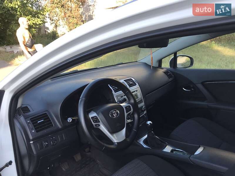 Універсал Toyota Avensis 2012 в Чернігові