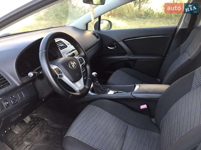 Універсал Toyota Avensis 2012 в Чернігові
