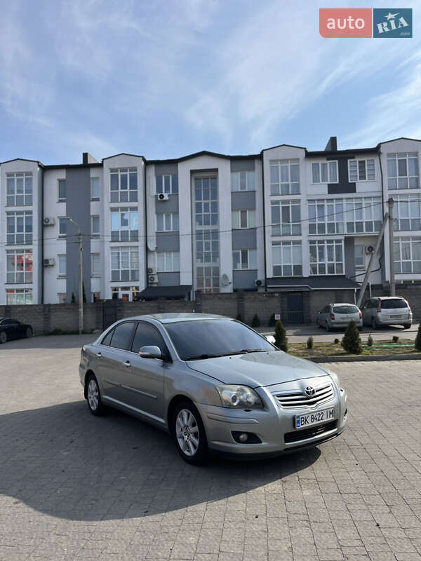 Седан Toyota Avensis 2008 в Ровно
