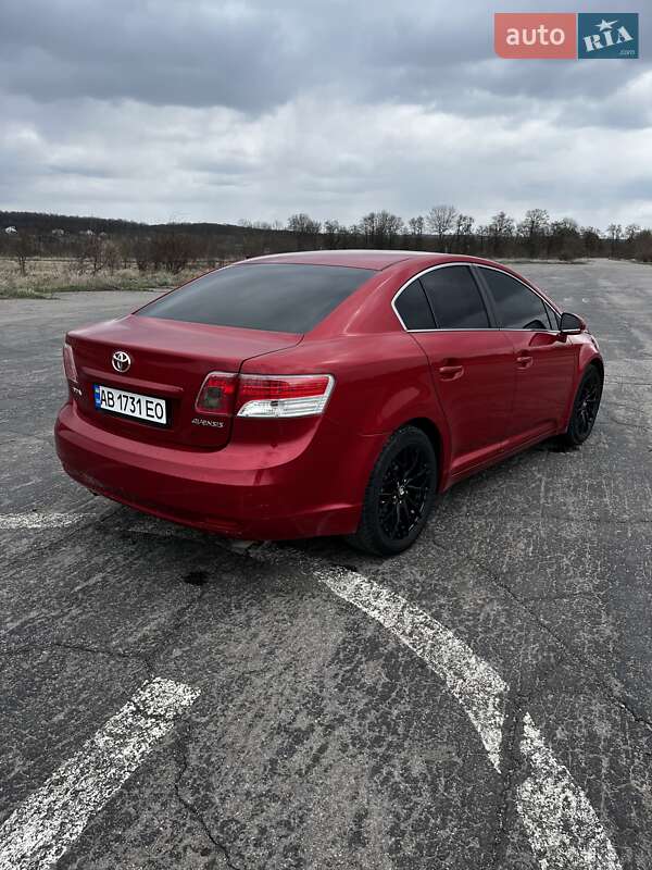 Седан Toyota Avensis 2010 в Виннице