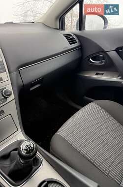 Седан Toyota Avensis 2011 в 