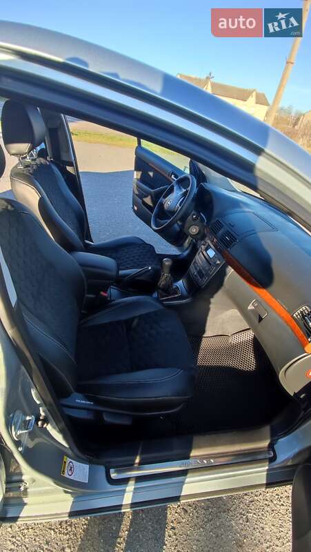 Седан Toyota Avensis 2008 в Дубні