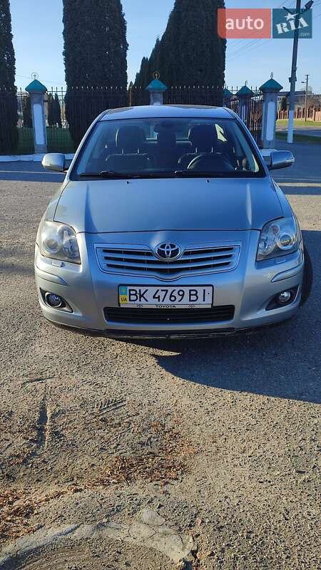 Седан Toyota Avensis 2008 в Дубні