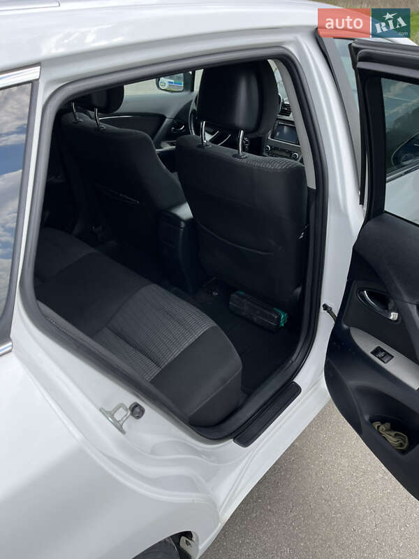 Універсал Toyota Avensis 2010 в Хмельницькому