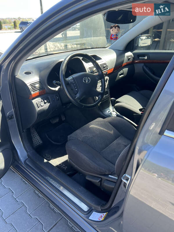 Седан Toyota Avensis 2004 в Виннице
