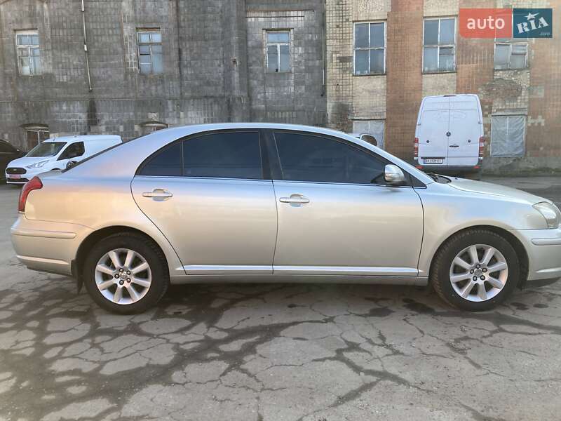 Лифтбек Toyota Avensis 2006 в Ровно