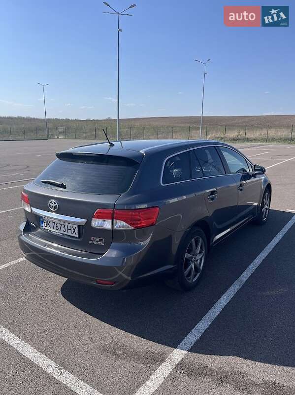 Універсал Toyota Avensis 2012 в Рівному