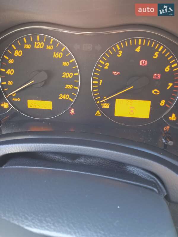 Универсал Toyota Avensis 2006 в Ужгороде