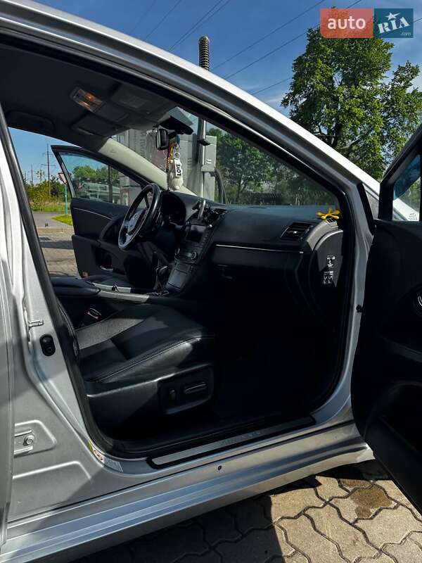 Седан Toyota Avensis 2009 в Стрые