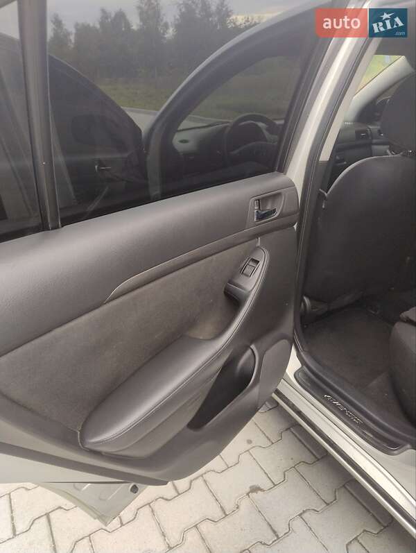 Седан Toyota Avensis 2004 в Львові
