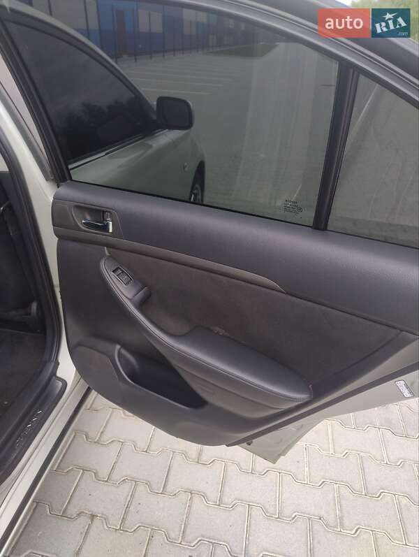 Седан Toyota Avensis 2004 в Львові