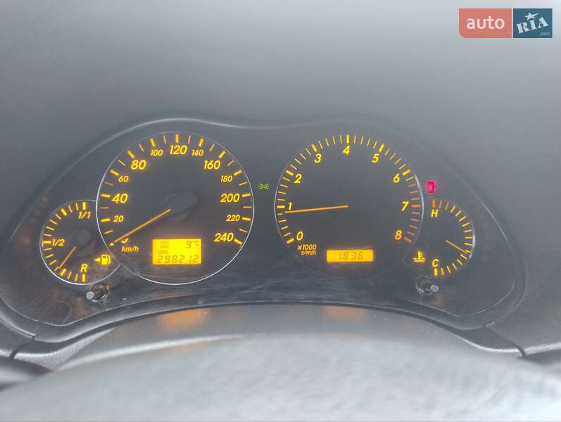 Седан Toyota Avensis 2004 в Львові