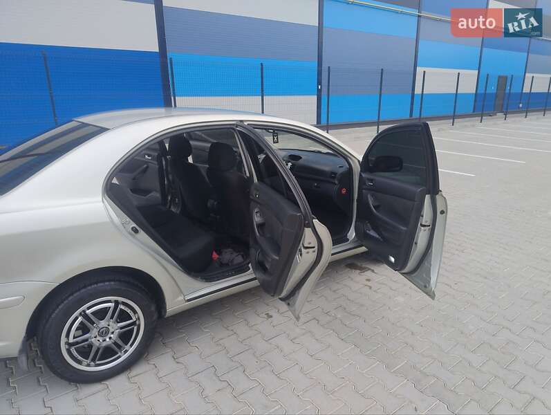 Седан Toyota Avensis 2004 в Львові