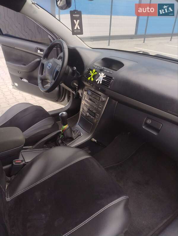 Седан Toyota Avensis 2004 в Львові