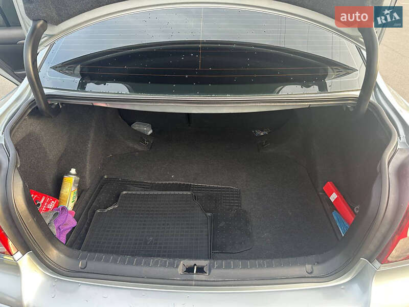 Седан Toyota Avensis 2008 в Луцке