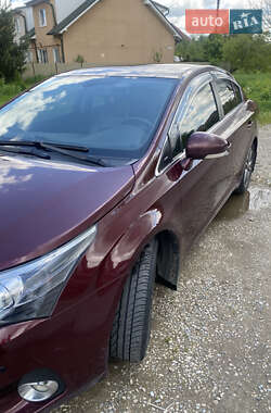 Седан Toyota Avensis 2012 в 