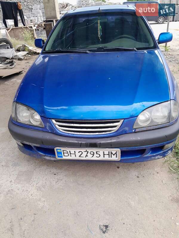 Седан Toyota Avensis 1998 в Ізмаїлі