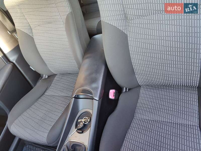 Седан Toyota Avensis 2011 в Івано-Франківську