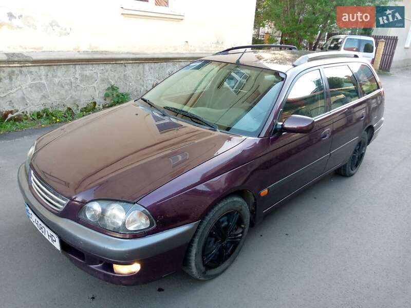 Універсал Toyota Avensis 1999 в Стрию