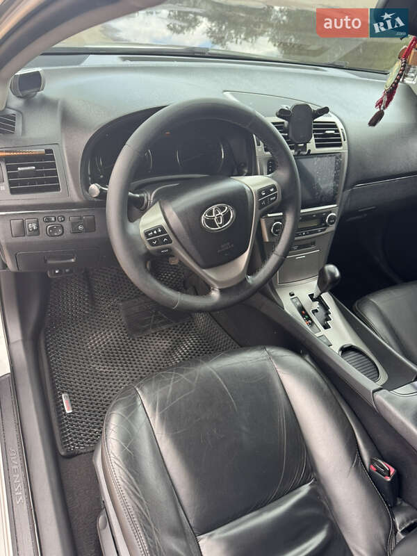 Седан Toyota Avensis 2011 в Чернигове