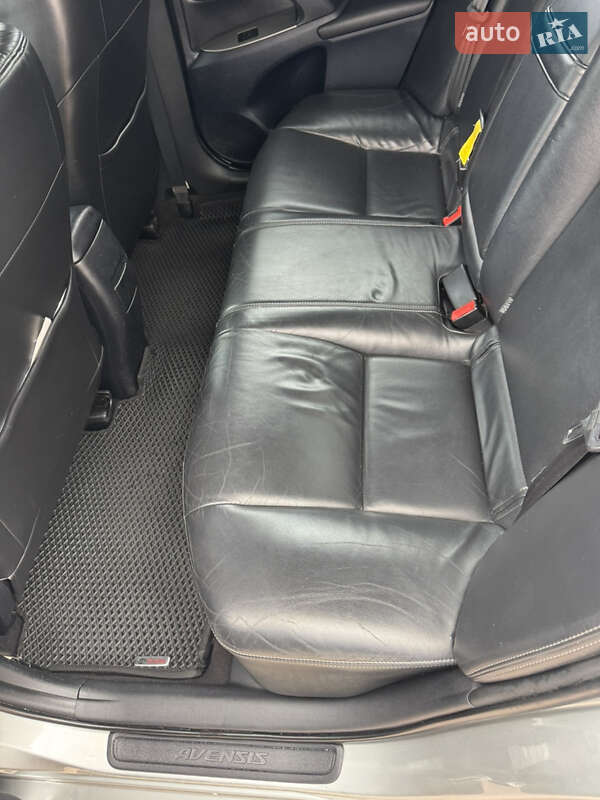 Седан Toyota Avensis 2011 в Чернигове