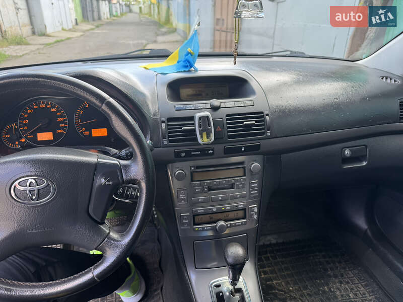 Седан Toyota Avensis 2004 в Черноморске