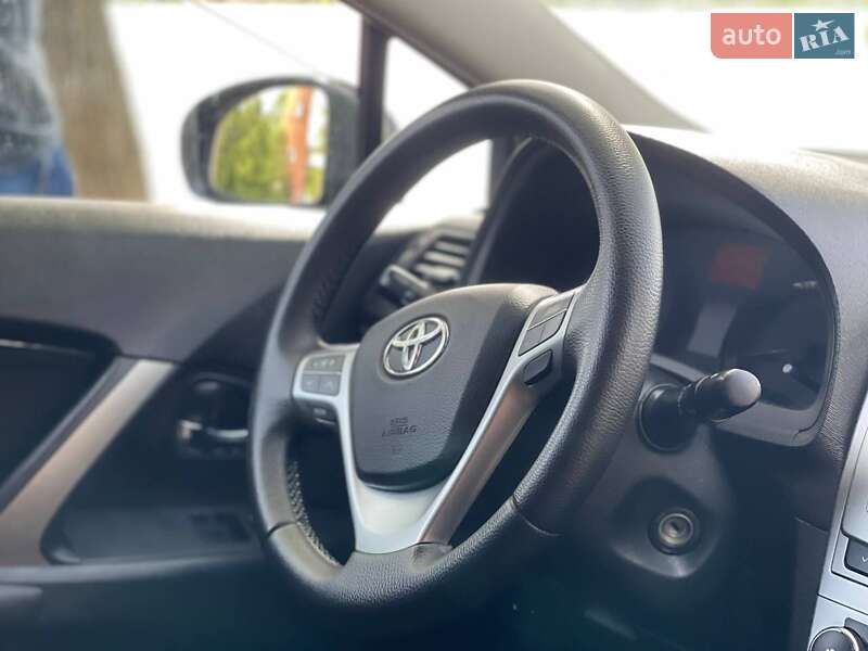 Седан Toyota Avensis 2012 в Кропивницком
