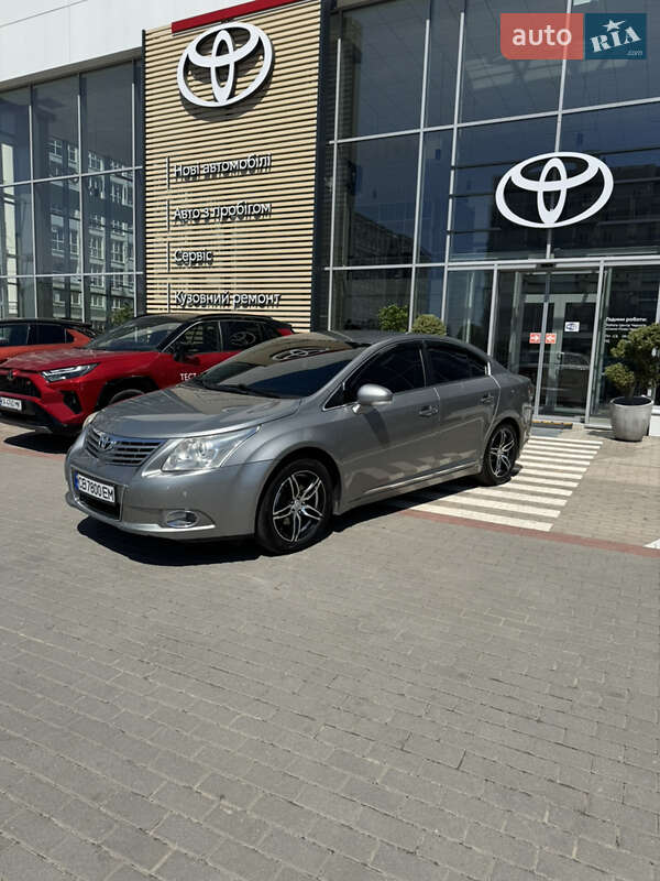 Седан Toyota Avensis 2011 в Чернигове