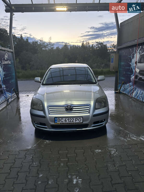 Седан Toyota Avensis 2004 в Львові