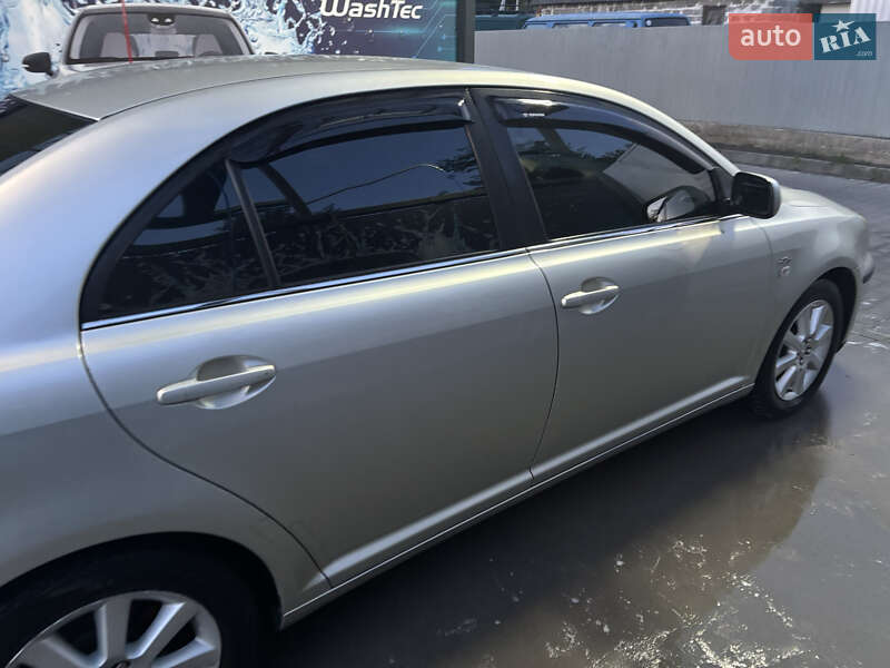 Седан Toyota Avensis 2004 в Львові