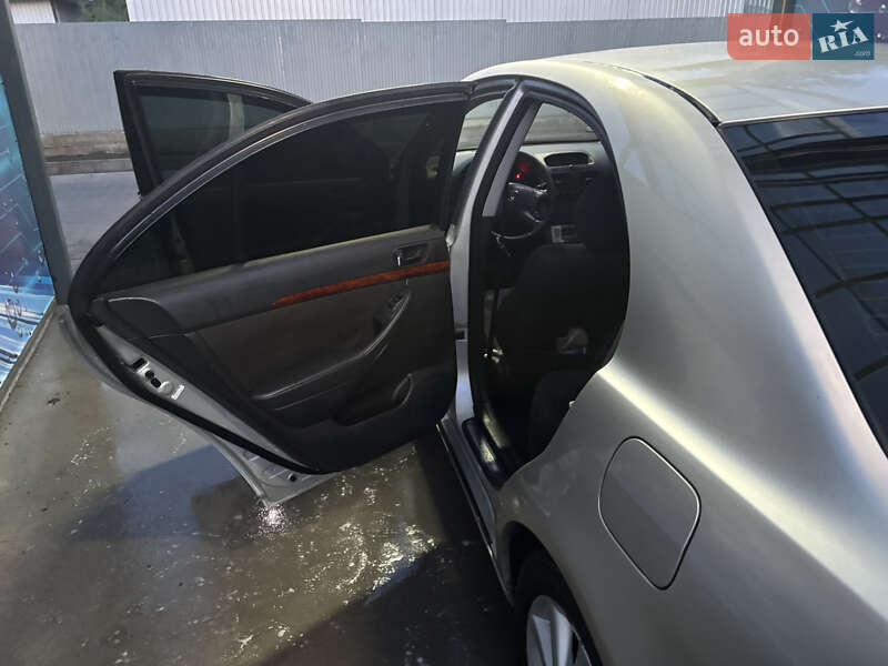 Седан Toyota Avensis 2004 в Львові