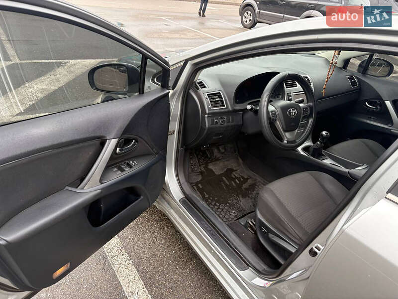 Седан Toyota Avensis 2012 в Києві