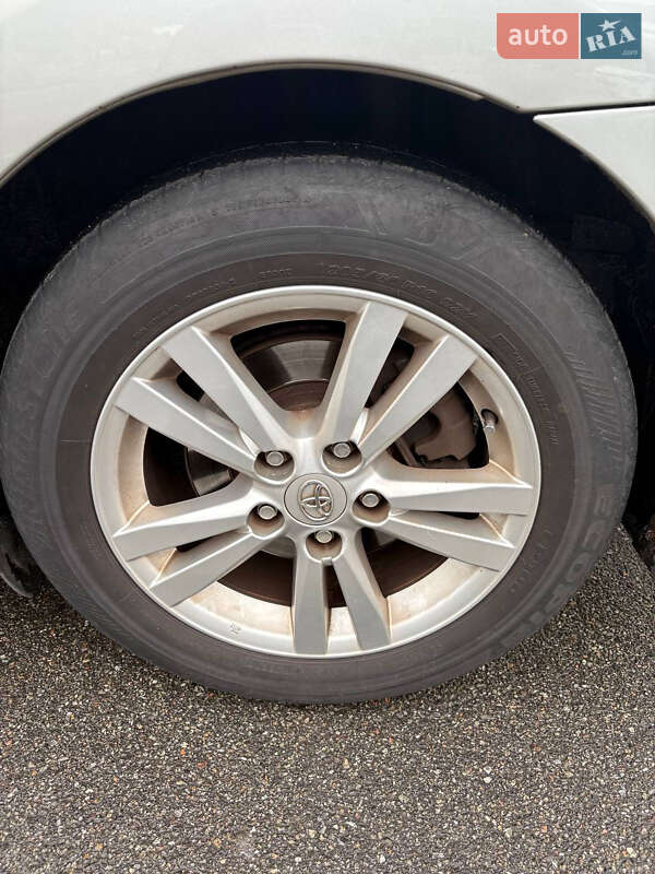 Седан Toyota Avensis 2012 в Києві