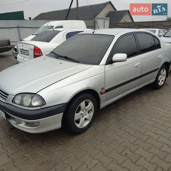 Седан Toyota Avensis 2000 в Ровно