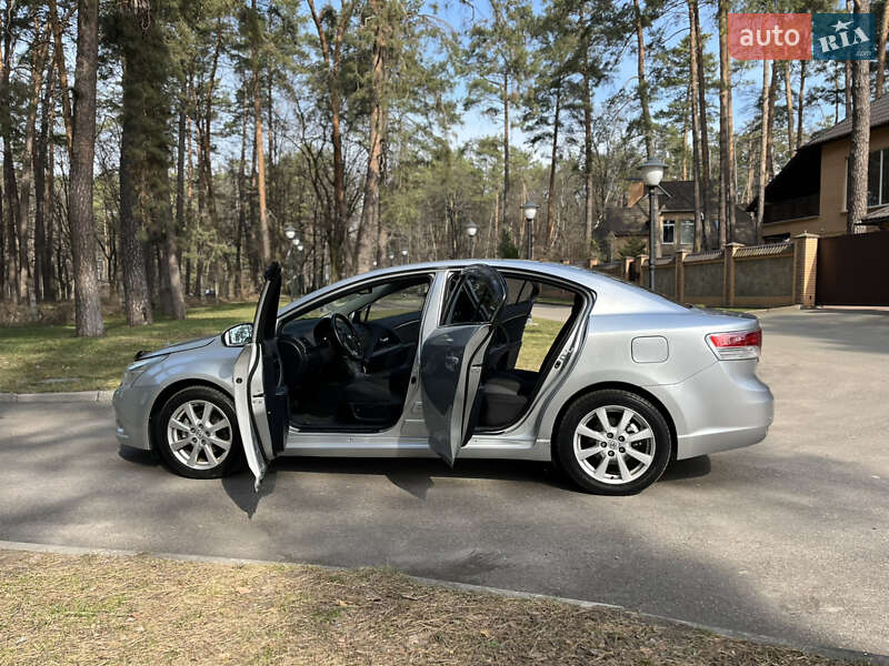 Седан Toyota Avensis 2012 в Чернігові
