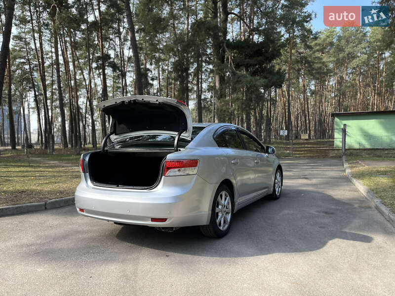 Седан Toyota Avensis 2012 в Чернігові