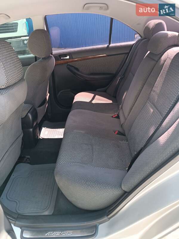 Седан Toyota Avensis 2005 в Кривом Роге