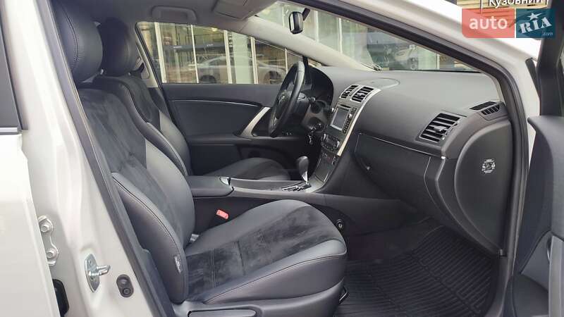 Седан Toyota Avensis 2014 в Киеве