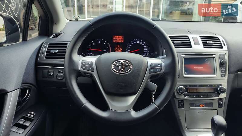 Седан Toyota Avensis 2014 в Киеве